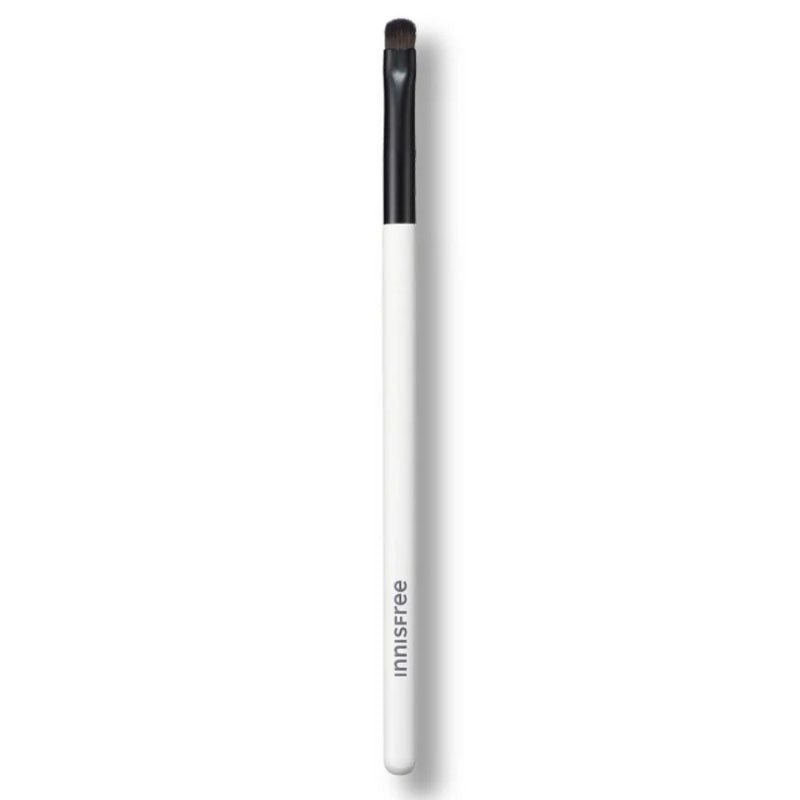 Buy Innisfree Eyeshadow Brush (Defining) (1 pc) at Lila Beauty - Korean and Japanese Beauty Skincare and Makeup Cosmetics